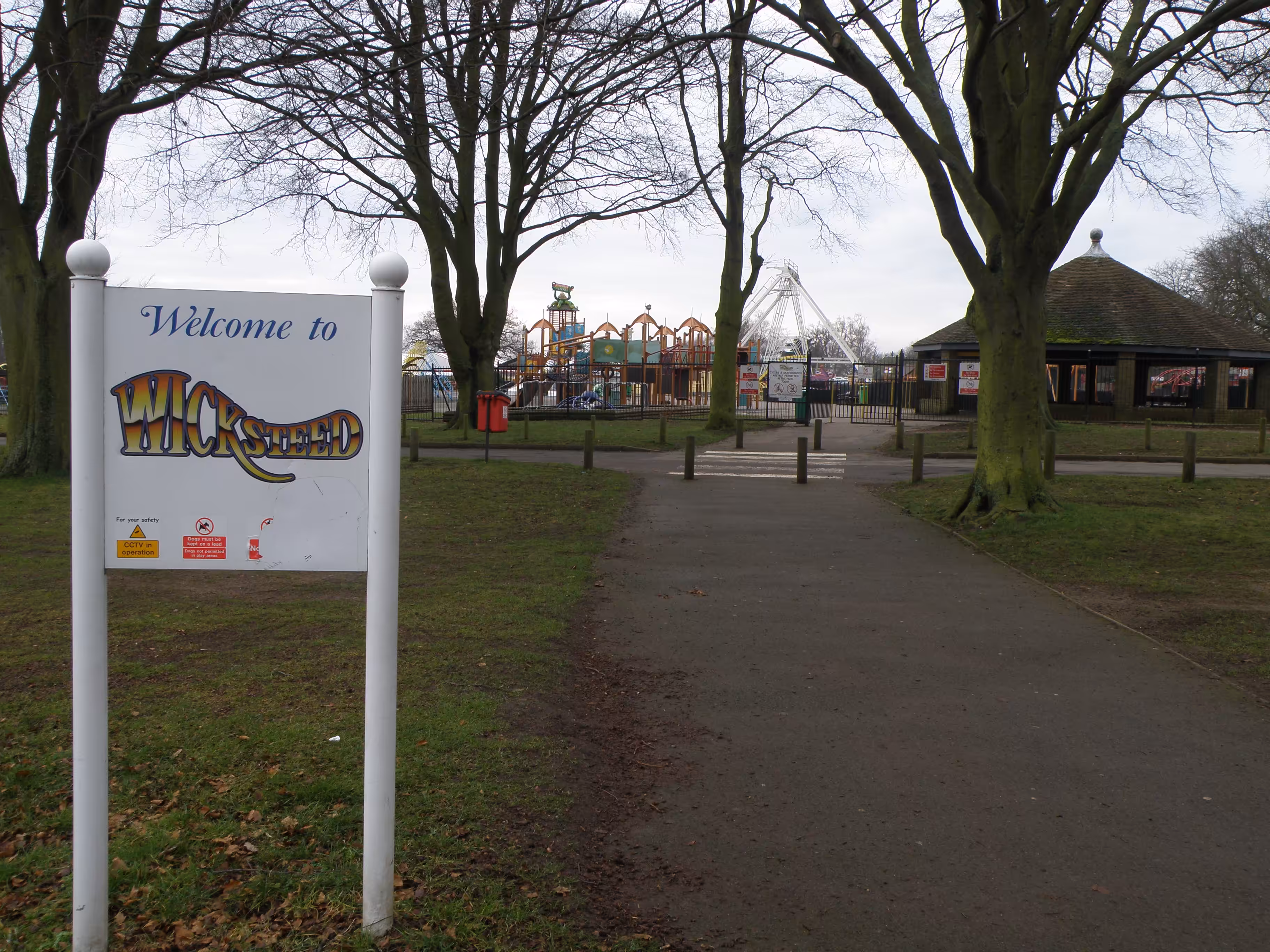 Pedestrian access path into Wicksteed Park, Kettering