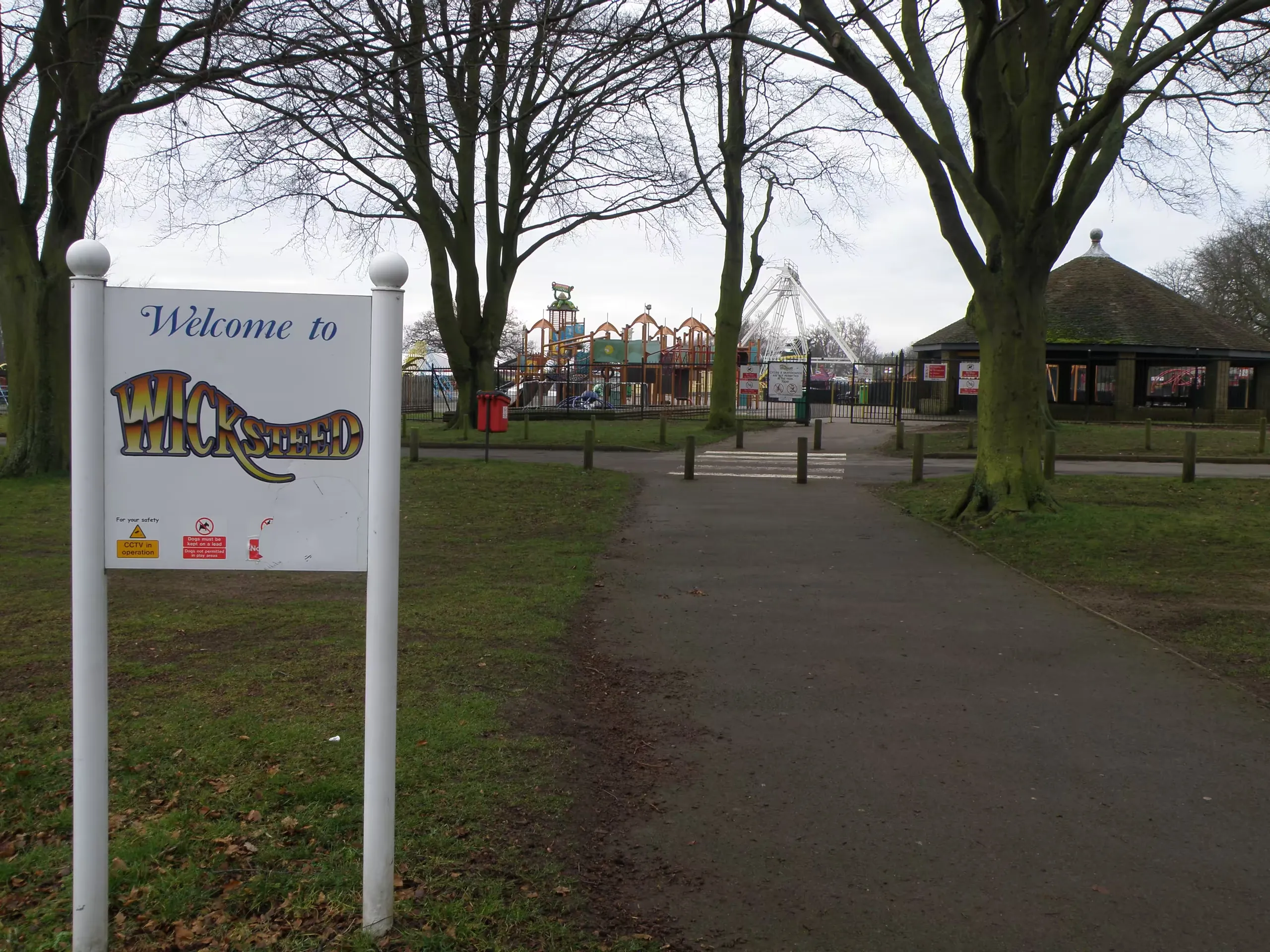 Pedestrian access path into Wicksteed Park, Kettering